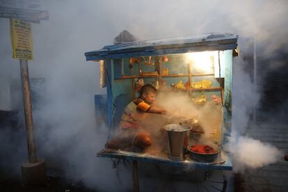 Labores de fumigacin en un puesto de tabaco de Lucknow (India) para evitar que los mosquitos se reproduzcan.