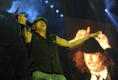 Malcom Young, en un momento del concierto de AC/DC en San Mamés.