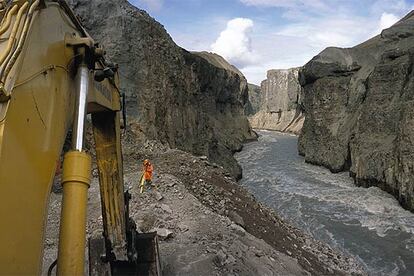 Acantilados de Islandia  dinamitados para construir la presa de Kárahnjúkar.