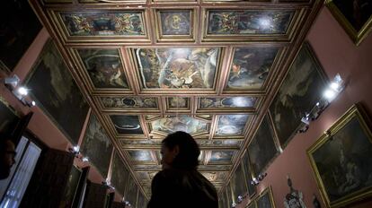 Una mujer, en el salón principal del palacio arzobispal de Sevilla. Su techo está compuesto por 60 lienzos de principios del siglo XVII.