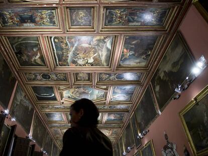 Una mujer, en el salón principal del palacio arzobispal de Sevilla. Su techo está compuesto por 60 lienzos de principios del siglo XVII.