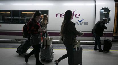 Usuarios del AVE suben a un vagón del tren en la estación de Sants, Barcelona.