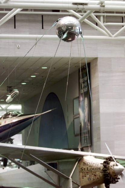 En la imagen, una recreación del Sputnik 1 en el Museo del Espacio, en Washington. El Sputnik fue el primer satélite artificial que llegó al espacio. Lo hizo el 4 de octubre de 1957 como proyecto aerospacial de la Unión Soviética, lo que les sitúo a la vanguardia de la materia, por encima de Estados Unidos. El Sputnik tenía una masa aproximada de 83 kilos y giró en torno a la Tierra con una órbita elíptica. 