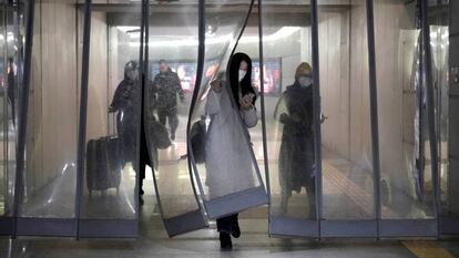 Usuarios del metro de Pekín, este martes.