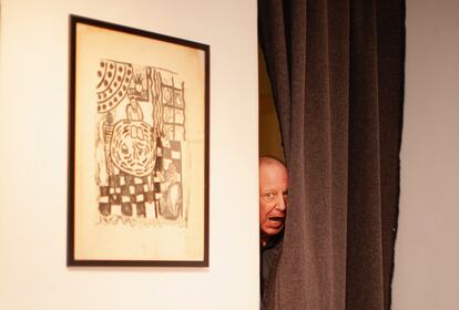 El cineasta y artista Adolfo Arrieta, en su exposición en el Espacio Valverde (Madrid).