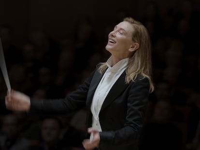 Cate Blanchett dirige a su orquesta en 'Tár'.