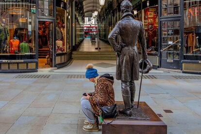 Estatua de Beau Brummell en las galerías comerciales Burlington Arcade de Londres.