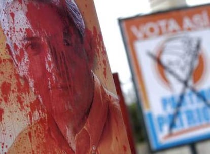 Un cartel de Otto Pérez Molina, candidato conservador a la presidencia de Guatemala, manchado de pintura roja.