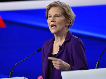 A senadora Elizabeth Warren, durante o debate.