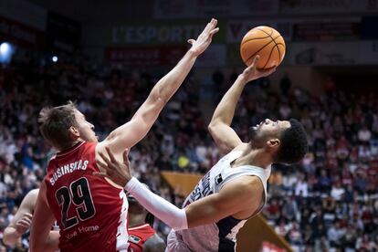 El alero francés del Baskonia, Timothe Luwawu Cabarrot, lanza a canasta ante el ala pívot lituano del Girona Mindaugas Susinskas.