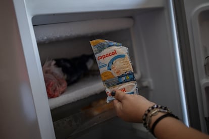 Cabezas de familia como Macedo compran a menudo alimentos ultraprocesados, más baratos y que requieren menos recursos para su preparación, para alimentar a sus familias. 