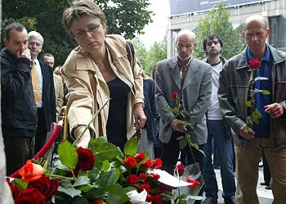 Una mujer deposita una rosa en la entrada de los grandes almacenes de Estocolmo donde fue asesinada la ministra de Exteriores.