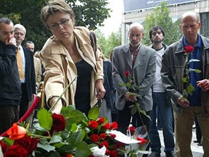 Una mujer deposita una rosa en la entrada de los grandes almacenes de Estocolmo donde fue asesinada la ministra de Exteriores.