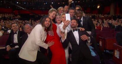 Un momento del &#039;selfie&#039; m&aacute;s famoso, el de los Oscar.