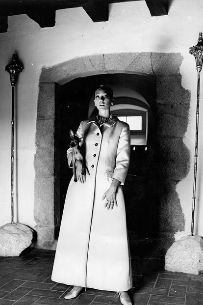 El archivo de la casa se ha abierto para el equipo creativo que ha ideado la nueva colección. En la imagen: Marisa Berenson en 1966, con abrigo de Pertegaz.
