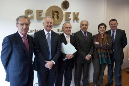 Vázquez Eguskiza, tercero por la izquierda, junto al resto de los directivos de Cebek, ayer en Bilbao.