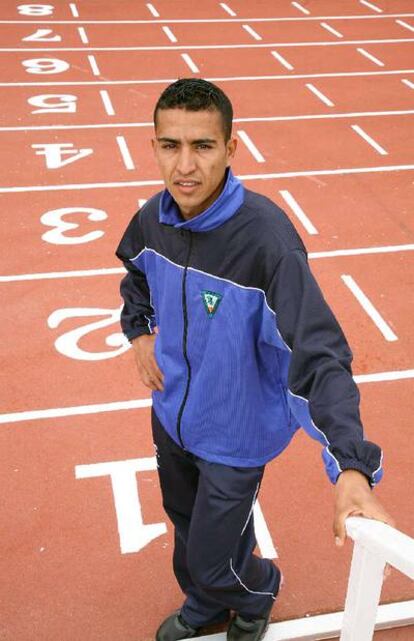 El atleta Merzougui, en una pista de atletismo de Lleida.