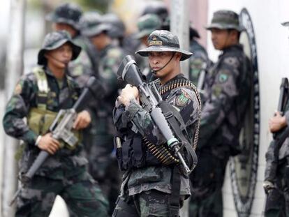 Soldados filipinos toman posiciones durante los enfrentamientos con los rebeldes musulmanes en Zamboanga.