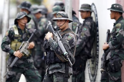 Soldados filipinos toman posiciones durante los enfrentamientos con los rebeldes musulmanes en Zamboanga.
