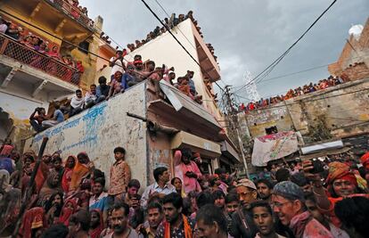 Un gran número de personas observa las celebraciones del "Lathmar Holi" en la ciudad de Barsana (India).
