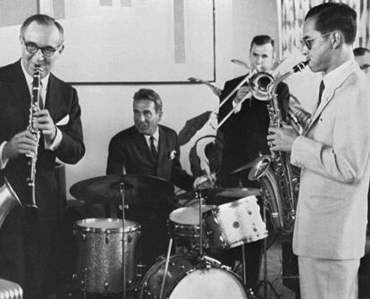 Una de las mayores aficiones del monarca, tanto de joven como en su edad adulta, era la música, especialmente tocar el saxofón. También practicó la fotografía, el baile, la pintura, el deporte o la literatura. Fotografía de julio 1960.