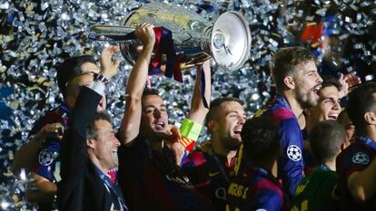 Xavi aixeca la Copa d'Europa del 2015, a Berlín.