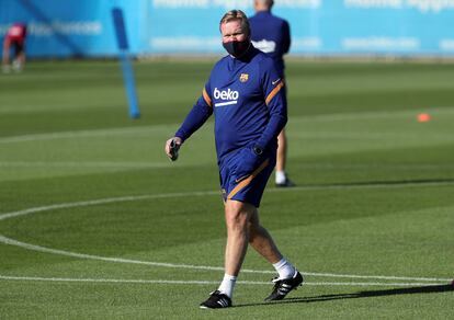 Koeman, durante un entrenamiento del Barcelona.