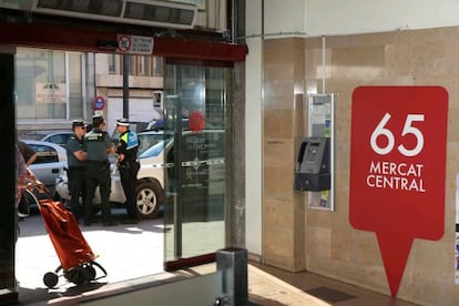 La Guardia Civil, en las puertas del Mercat Nou de Reus.