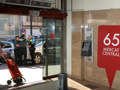 La Guardia Civil, en las puertas del Mercat Nou de Reus.