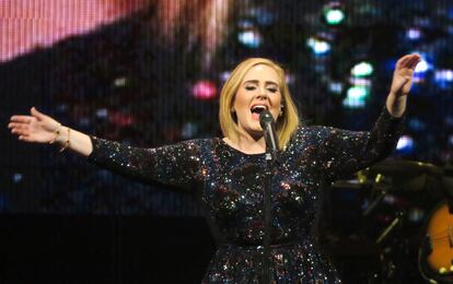 La cantante Adele en un concierto en Phoenix, Arizona (EE UU) en noviembre de 2016.