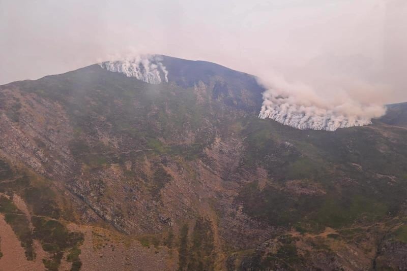 Imagen del fuego que se adentraba ayer en la vertiente cántabra de Picos de Europa desde los incendios en Castilla y León
REMITIDA / HANDOUT por 112 CANTABRIA
Fotografía remitida a medios de comunicación exclusivamente para ilustrar la noticia a la que hace referencia la imagen, y citando la procedencia de la imagen en la firma
18/08/2025