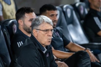  El entrenador de Inter Miami, Gerardo Martino observa el partido.