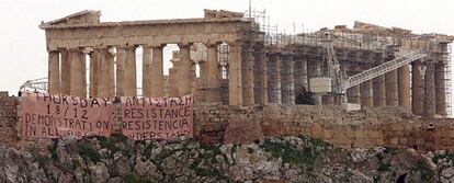 La pancarta colocada por los jóvenes griegos a los pies del Partenón de la Acrópolis de Atenas.