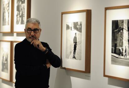 El fotógrafo César Lucas, ayer, en la retrospectiva de su obra que muestra Periscopio en Vitoria.