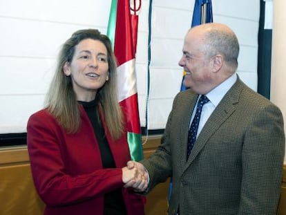 Los consejeros Ana Oregi y Luis Zarraluqui, antes de su reunión en el Gobierno vasco.