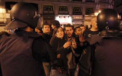 Cuando los agentes llegaron, sobre las cuatro y cuarto de la madrugada, había un centenar de personas en la Puerta del Sol, aunque algunos se resistieron y corearon consignas contra la policía, la mayoría abandono tranquilamente la plaza.