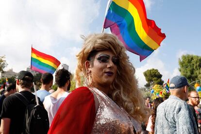 Un participante posa durante la Marcha del Orgullo LGTB en Jerusalén (Israel).