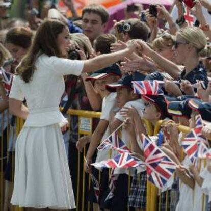 La duquesa Catalina de Cambridge, esposa del príncipe Guillermo de Inglaterra, saluda a las personas que la aguardaban con motivo de su visita a "Los jardines de la Bahía", en Singapur.