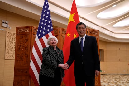 La secretaria del Tesoro de EE UU, Janet Yellen, durante una reunión con el viceprimer ministro chino He Lifeng en Cantón