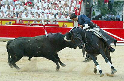 Sergio Galán, en su segundo toro, ayer en Pamplona.