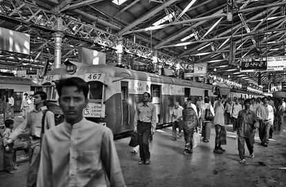 En la ciudad de Mumbai la estación ferroviaria de Chhatrapati Shivaji, antes denominada Estación Victoria, fue declarada como Patrimonio de la Humanidad por la Unesco en el 2004. Cada día dos millones y medio de personas transitan por esta estación que conecta esta urbe con todo el país. 