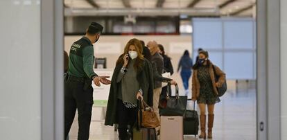 Un Guardia Civil vigila la entrada de pasajeros en Madrid-Barajas.