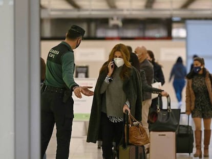 Un Guardia Civil vigila la entrada de pasajeros en Madrid-Barajas.