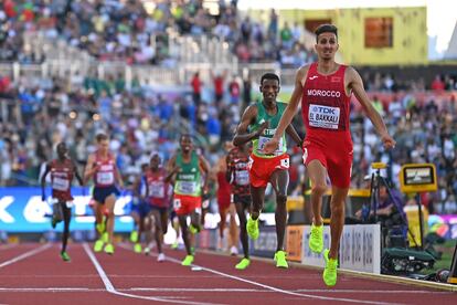 El marroquí Soufiane El Bakkali llega a meta en los 3.000 obstáculos del Mundial de Oregón.