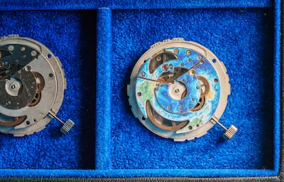 El dial del reloj es pintado y decorado con una máquina capaz de emplear únicamente el pigmento necesario.