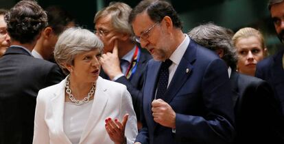 Mariano Rajoy habla con Theresa May en la cumbre europea.