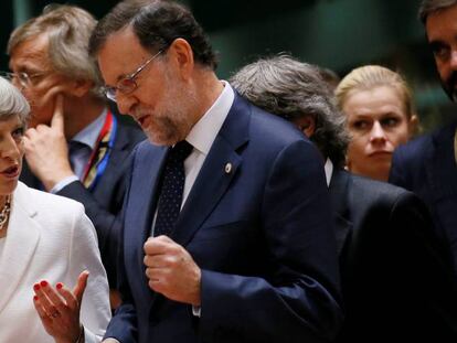 Mariano Rajoy habla con Theresa May en la cumbre europea.