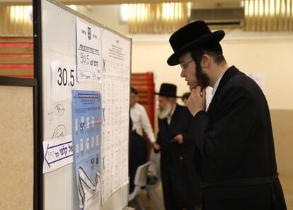 La Policía ha destacado a 17.000 agentes, policías de fronteras y voluntarios para mantener el orden público. En la imagen, votantes en un colegio electoral en Jerusalén.