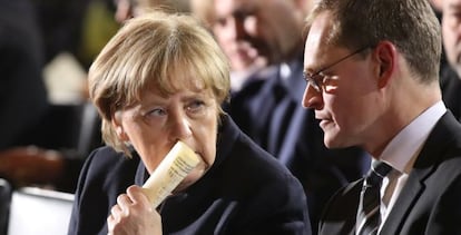 La canciller de Alemania, Angela Merkel, y el alcalde de Berl&iacute;n, Michael Mueller, en homenaje a las v&iacute;ctimas de la matanza del mercado de Navidad en la capital alemana.  REUTERS/Michael Kappeler/Pool