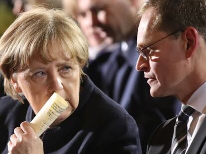 La canciller de Alemania, Angela Merkel, y el alcalde de Berl&iacute;n, Michael Mueller, en homenaje a las v&iacute;ctimas de la matanza del mercado de Navidad en la capital alemana.  REUTERS/Michael Kappeler/Pool